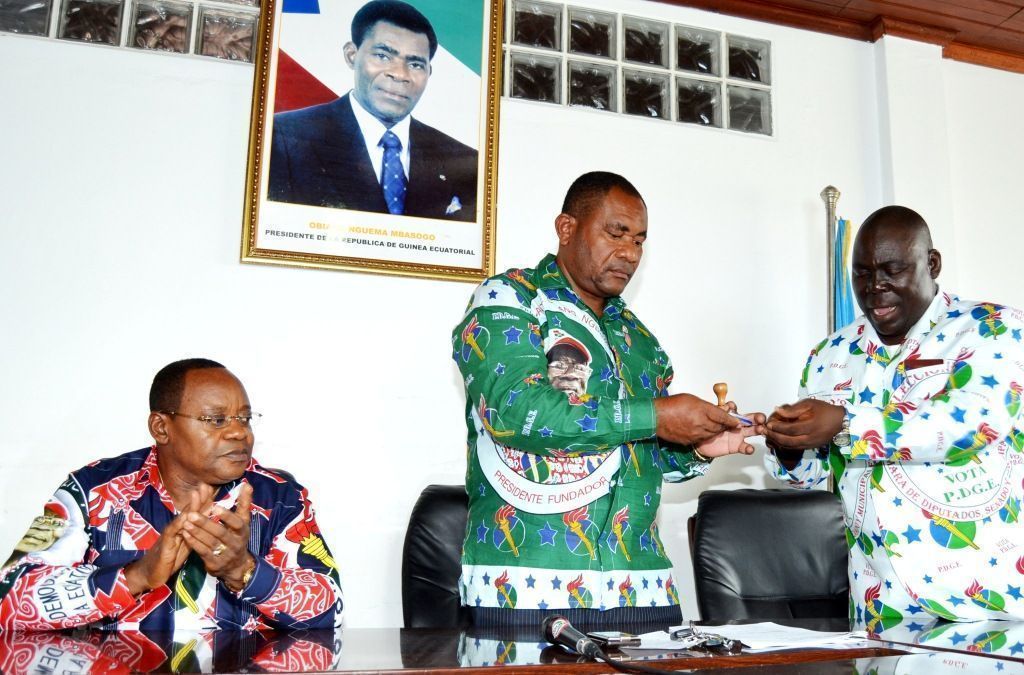 Entrega de despacho del nuevo Presidente del Consejo Distrital de Bata