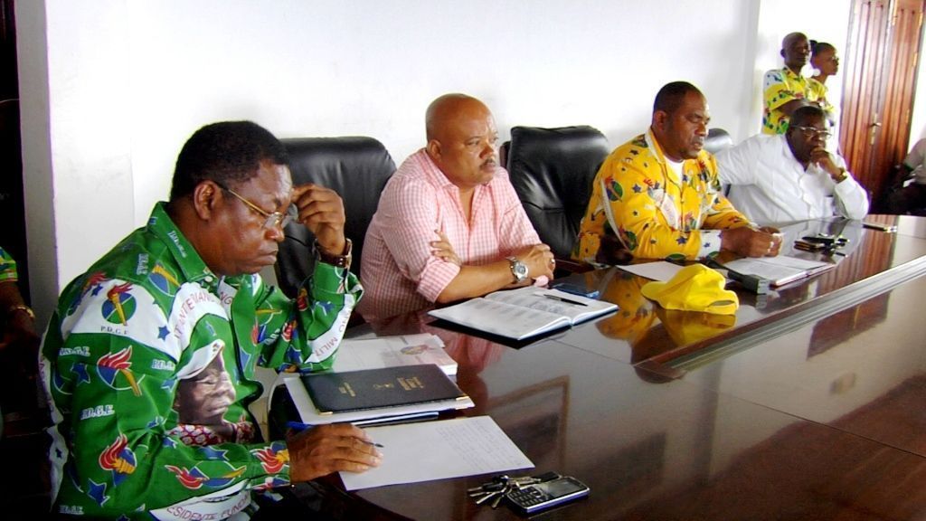 Encuentro de Exuperancio Ndong Nsi con los presidentes de las células de Bata