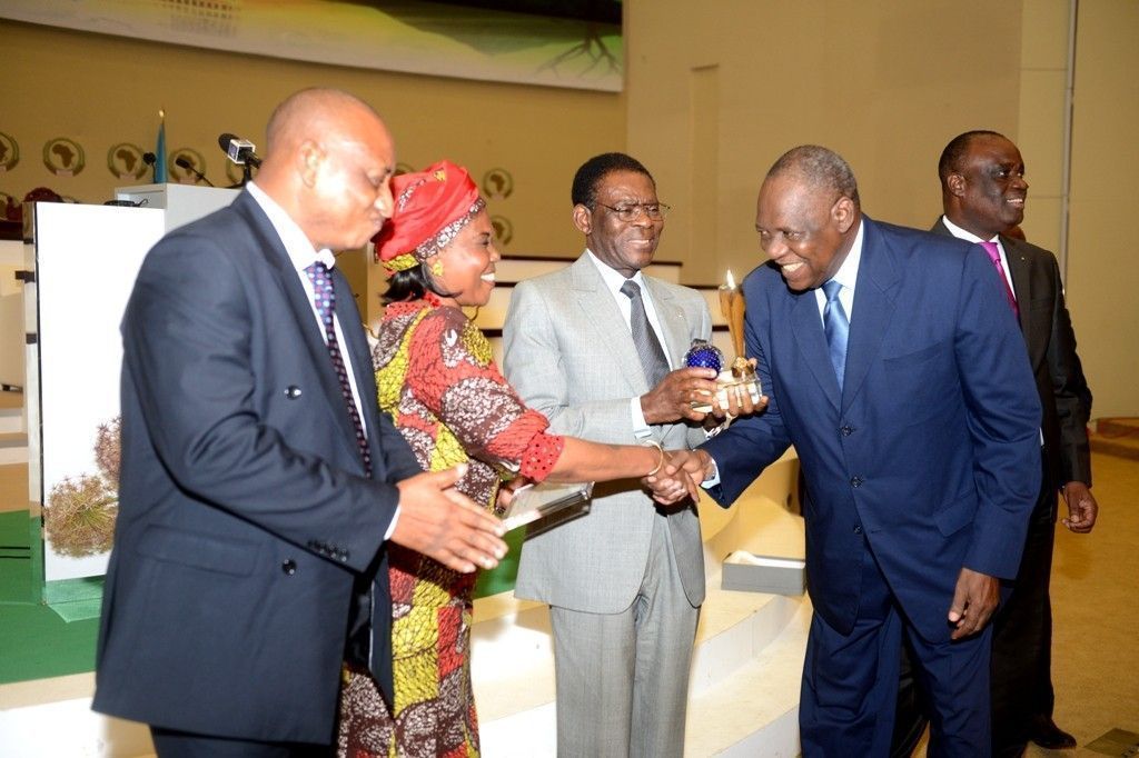 Issa Hayatou, nuevo presidente de la FIFA, entrega a S. E. Obiang Nguema Mbasogo el Trofeo de la Paz Edición 2015
