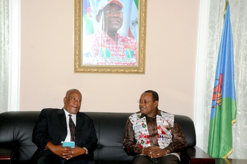 Encuentro entre Osa Osa Ecoro y el embajador sudafricano