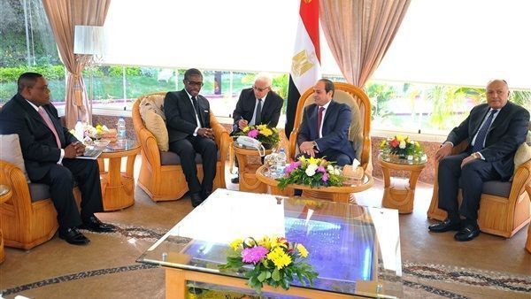 El Vicepresidente entrega, personalmente, la invitación a la Cumbre África-Mundo Árabe, al Presidente egipcio