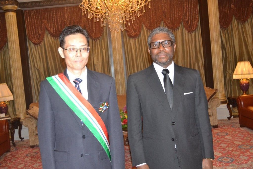 Merecida condecoración para el embajador chino, a la hora de dejar Guinea Ecuatorial