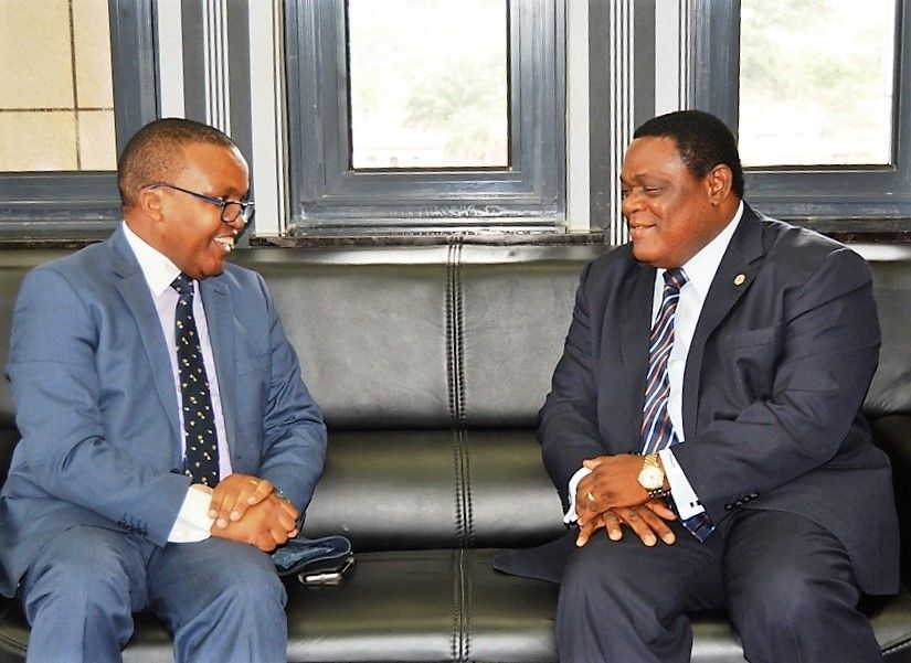 El Ministro Delegado de Exteriores recibe a una comisión de la Unión Africana