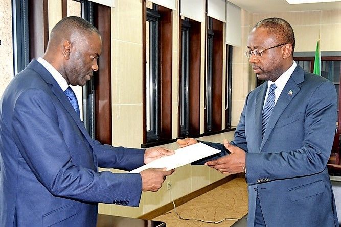 Los embajadores de Namibia e Irán presentan sus cartas de estilo