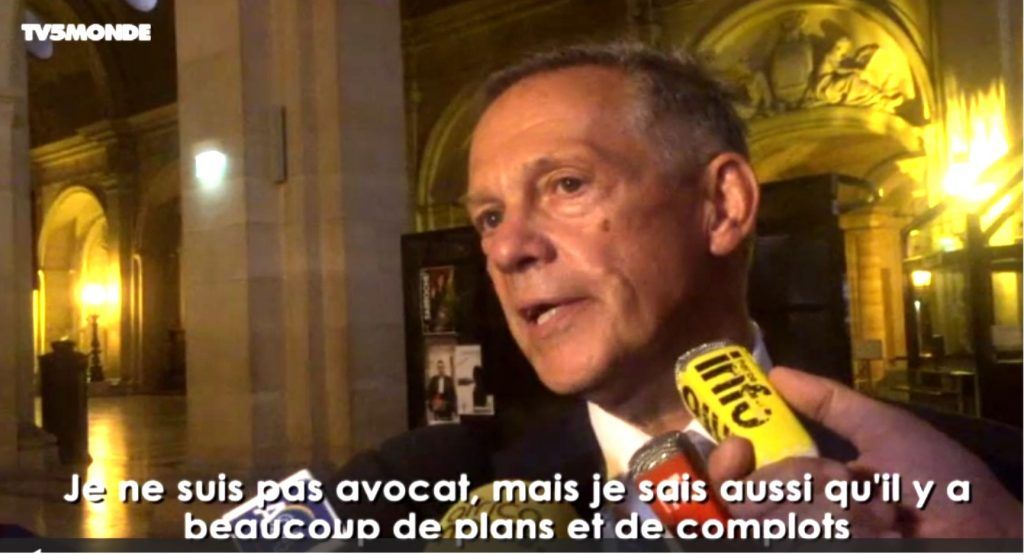 Simon Mann implica a los abogados de la acusación del juicio de París con su golpe de Estado