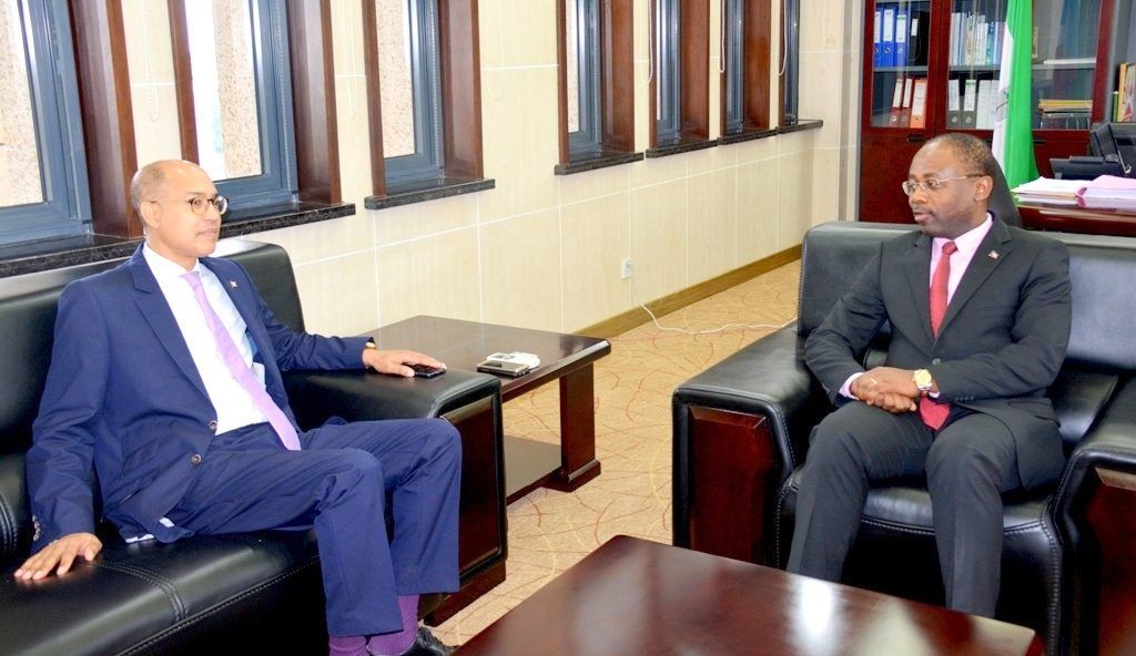 Reunión de Agapito Mba Mokuy con el embajador francés