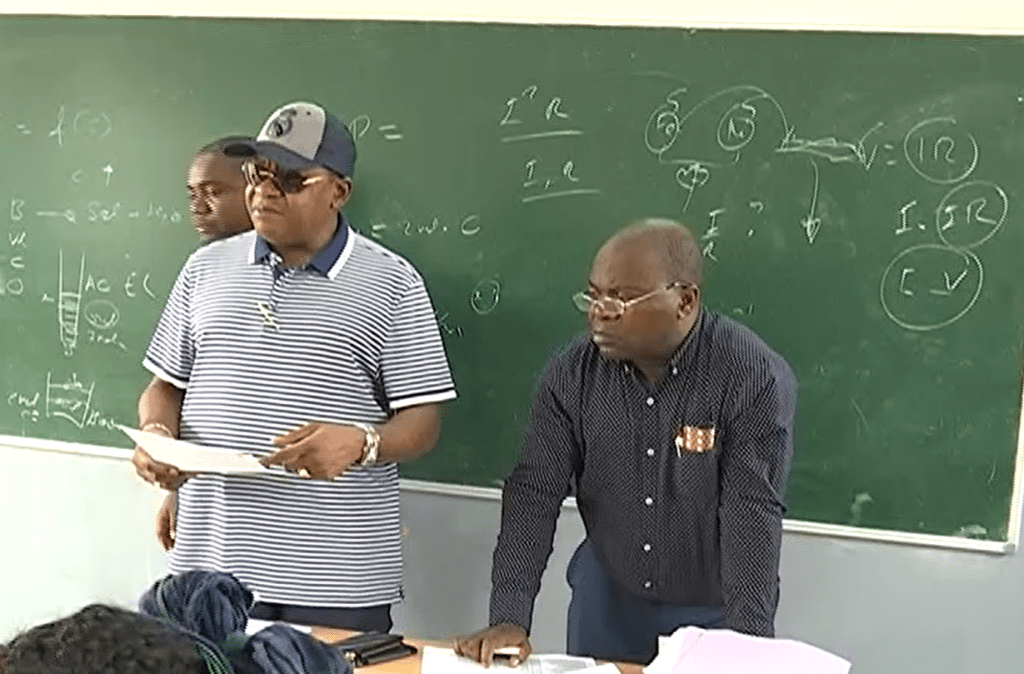 Jerónimo Osa Osa Ecoro supervisa la realización de los exámenes para el programa nacional de becas