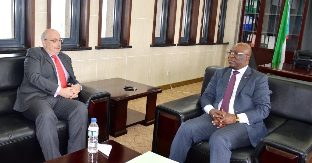 Reunión entre el Ministro de Exteriores y el Embajador español sobre cooperación bilateral