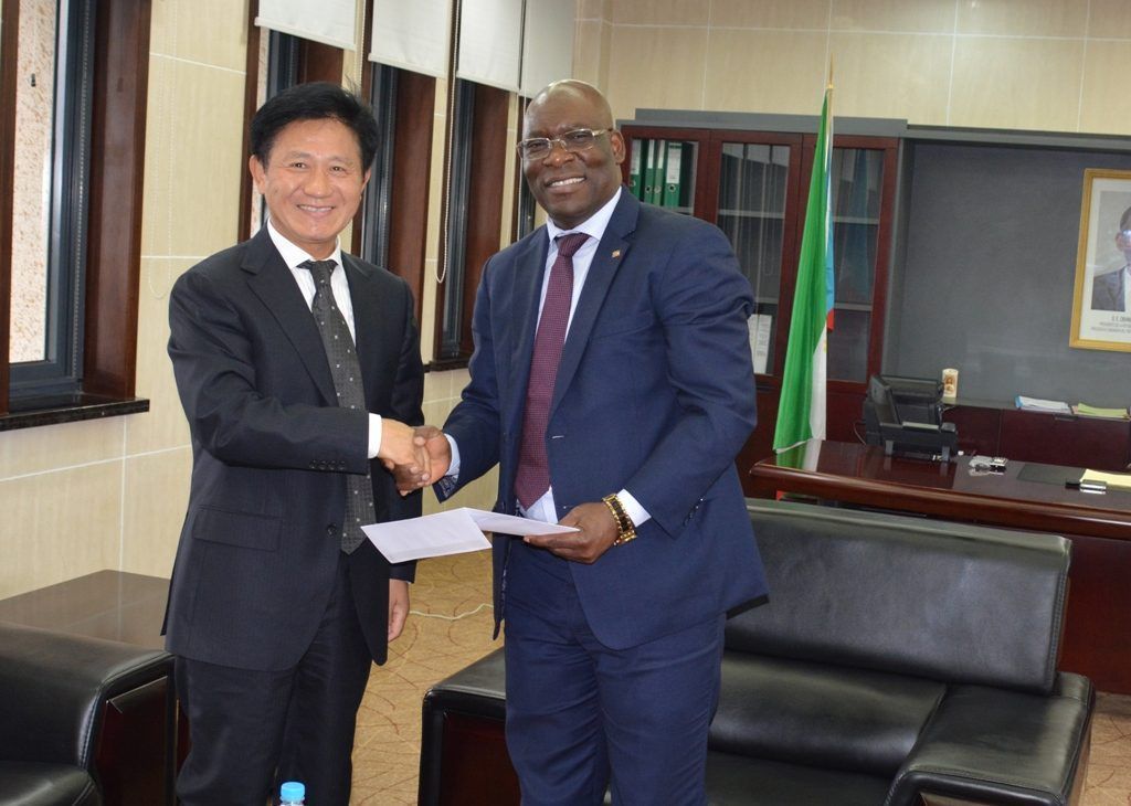 El Ministro de Asuntos Exteriores recibe a los embajadores de China, Chad, Camerún y Estados Unidos