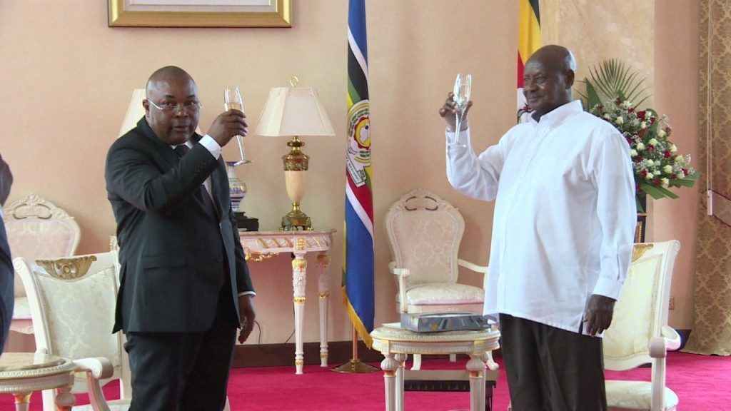 El Embajador en Uganda presenta sus cartas credenciales