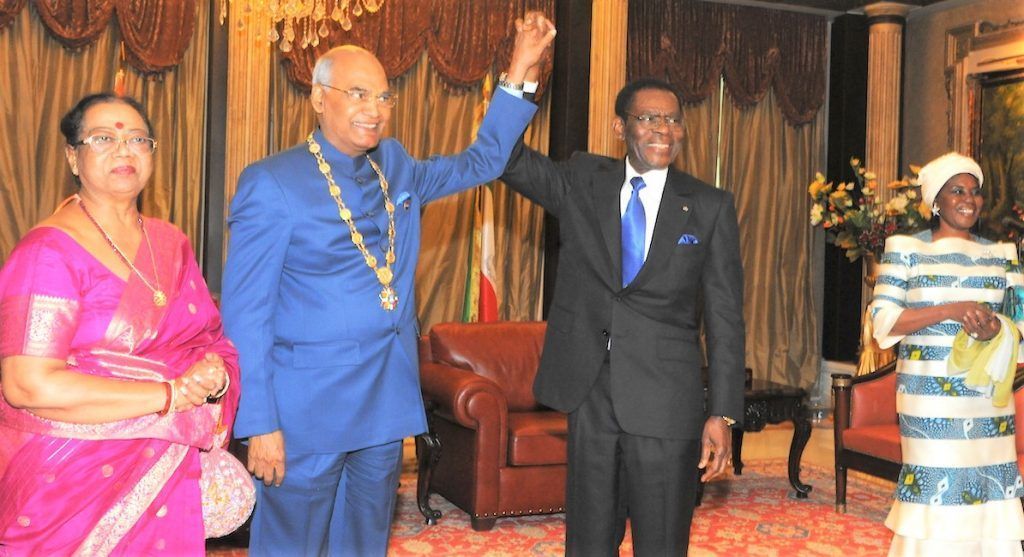El Presidente de Guinea Ecuatorial condecora al Presidente de La India