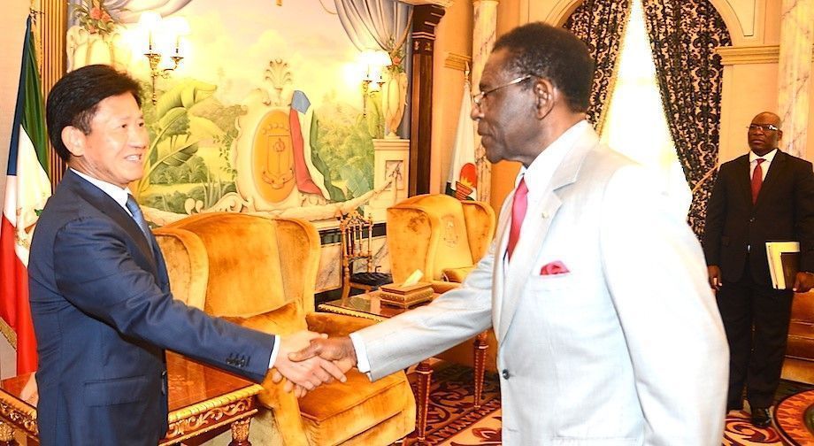 El Presidente ecuatoguineano recibe al Embajador chino
