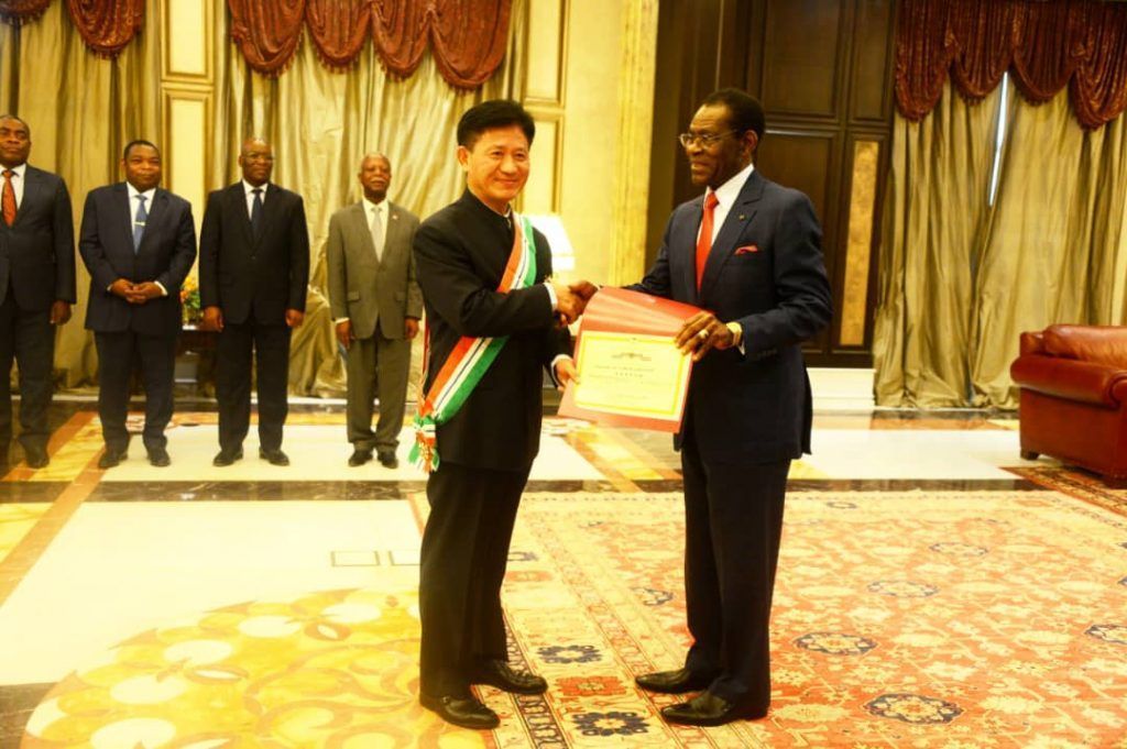 El Presidente otorga al Embajador de China la Gran Cruz de la Orden de la Independencia