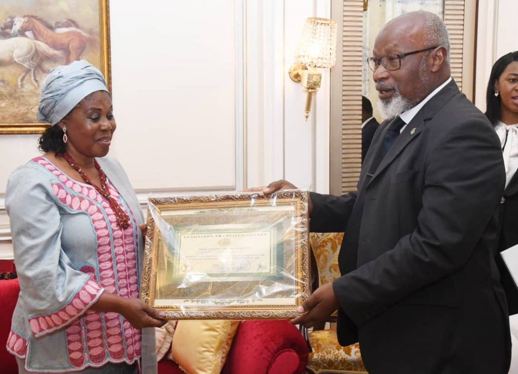 La Primera Dama recibe una placa honorífica por su contribución a la sanidad