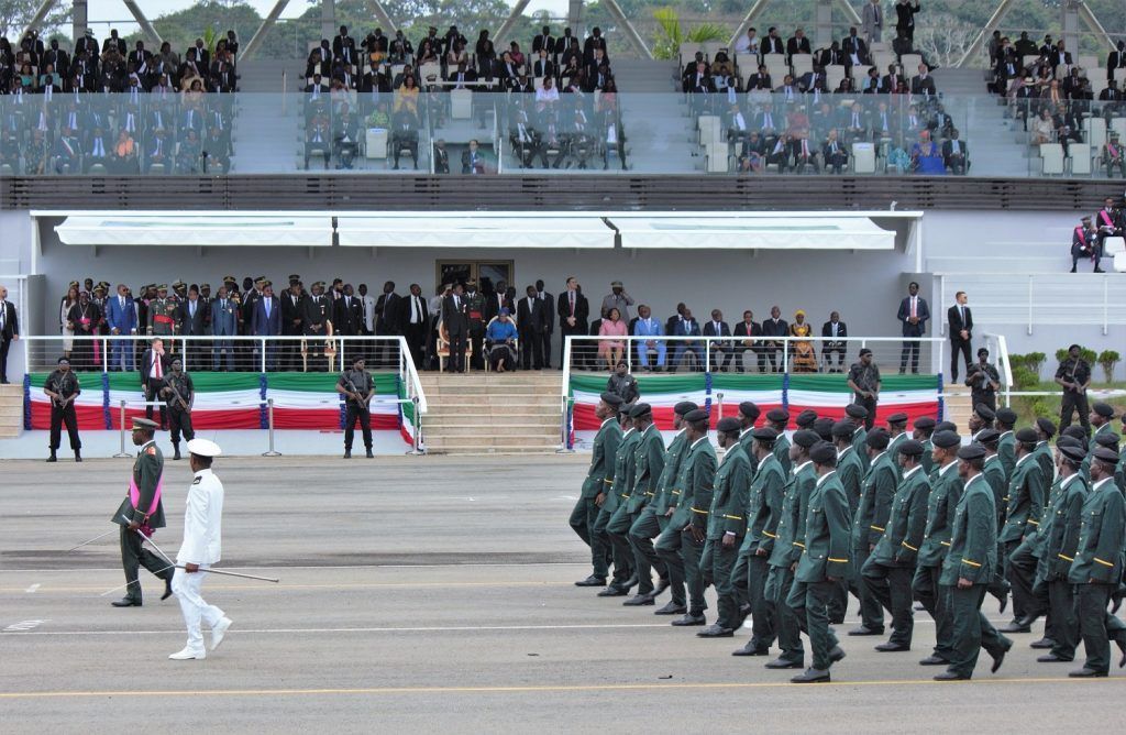 Miles de militares participan en el gran Desfile Conmemorativo del 40º aniversario del Golpe de Libertad