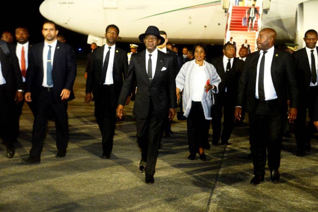 La Pareja Presidencial regresa tras asistir al Funeral de Estado de S. E. Robert G. Mugabe