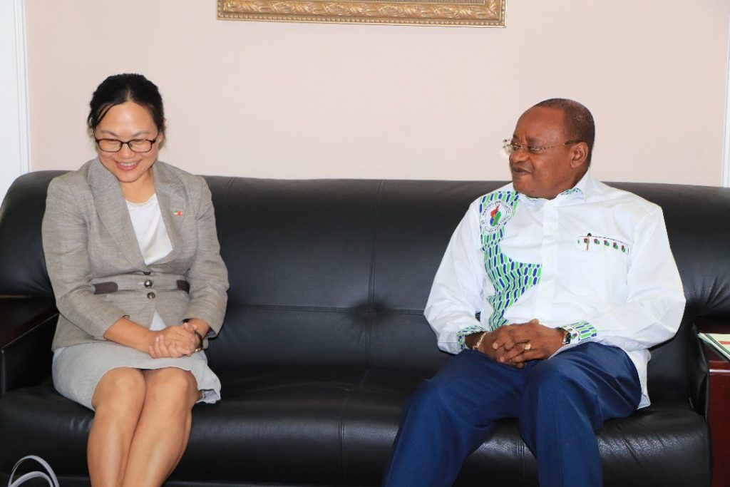 Osa Osa Ecoro recibe a la Embajadora de China