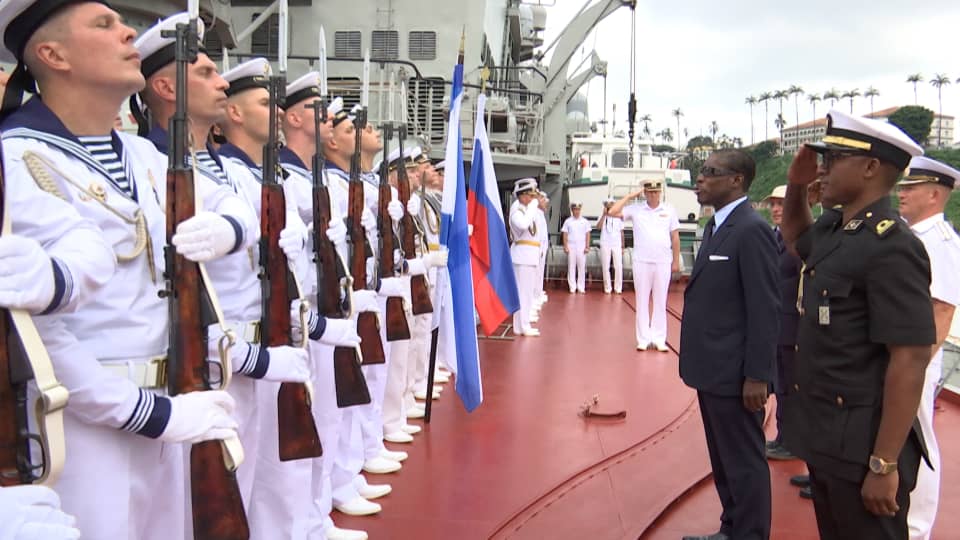 El Vicepresidente visita el crucero Mariscal Ustinov de la Armada Rusa en Malabo