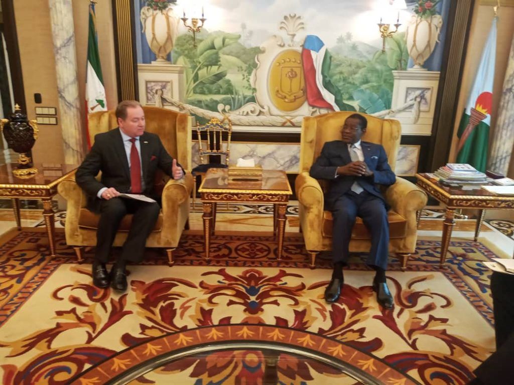 El Jefe de Estado conversa con el Presidente del Consejo Ejecutivo de Marathon