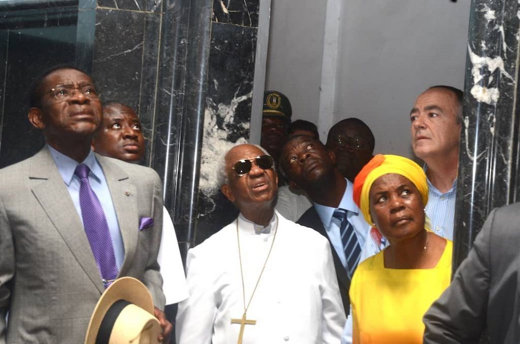 La pareja presidencial visita las instalaciones de la Catedral de Malabo tras sufrir un incendio