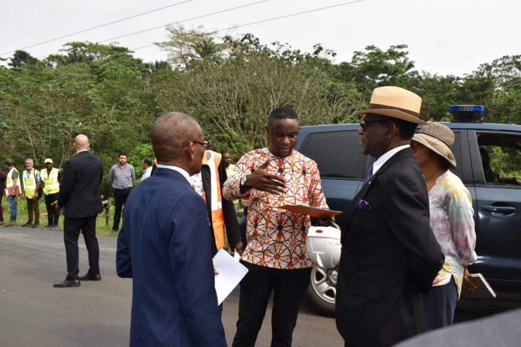 S.E. Obiang Nguema Mbasogo inspecciona la obra de la carretera Rébola-Riaba