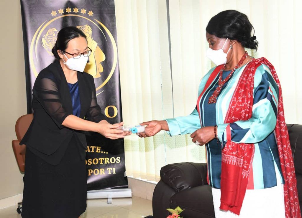La Primera Dama de China efectúa una donación a la Fundación Constancia Mangué Nsue Okomo