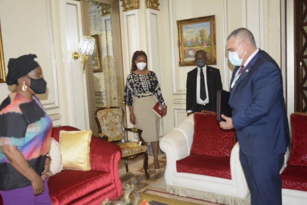 La Primera Dama conversa con el nuevo Ministro de Obras Públicas