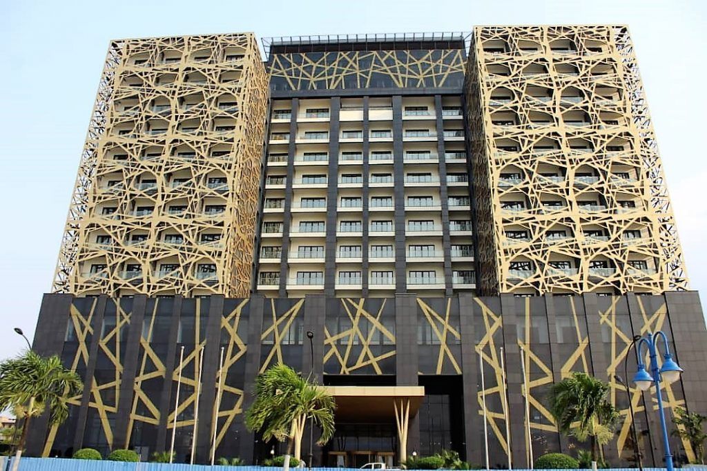 El Vicepresidente visita el nuevo hotel del Paseo Marítimo de Bata