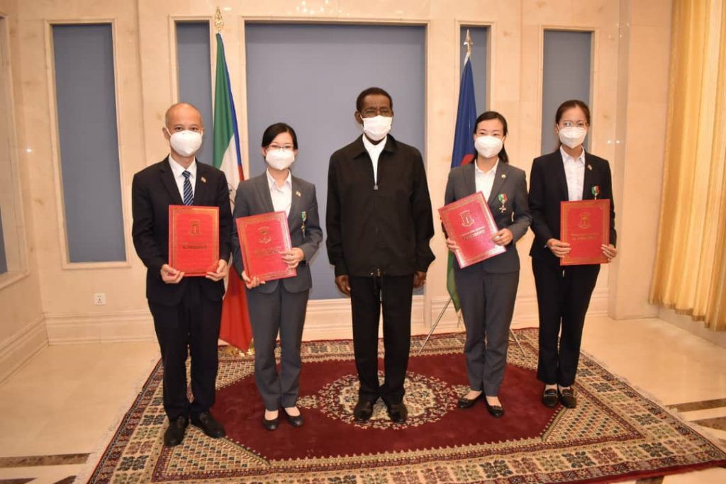 S.E. Obiang Nguema Mbsogo condecora a los especialistas de la Brigada Médica China