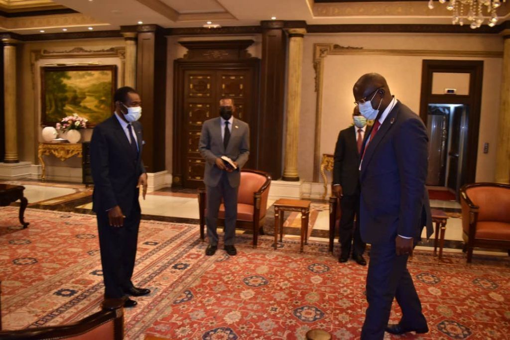 El Jefe de Estado conversa con el Ministro de Petróleo de Nigeria