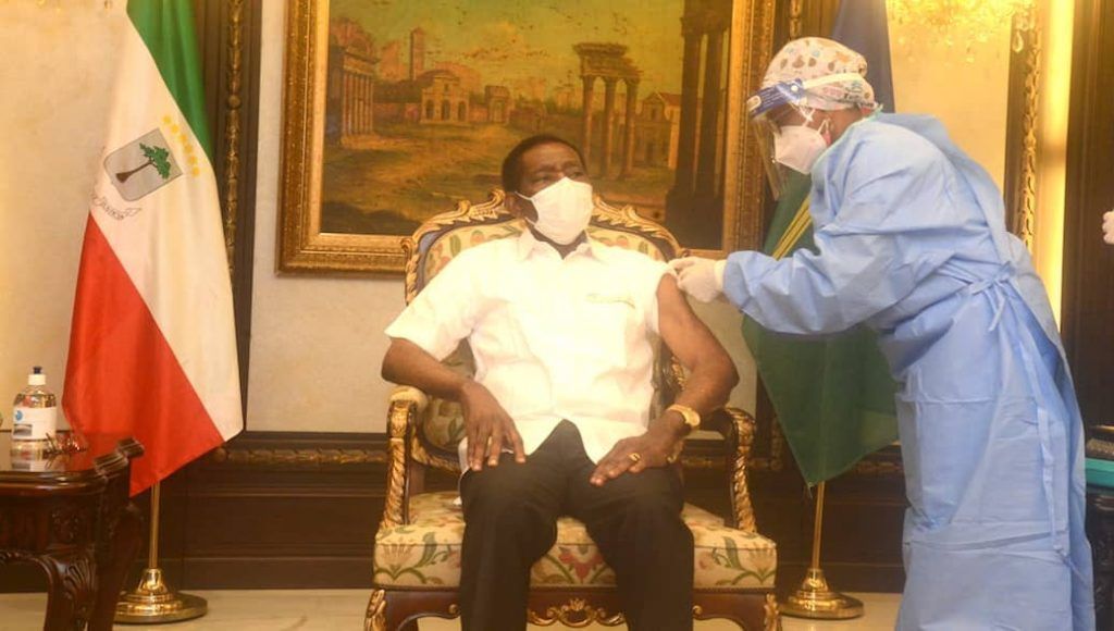 El Presidente recibe su primera dosis de vacuna contra el Coronavirus