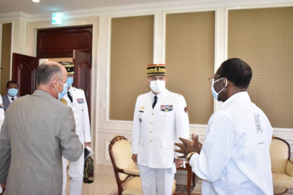 El Jefe de Estado conversa con militares franceses