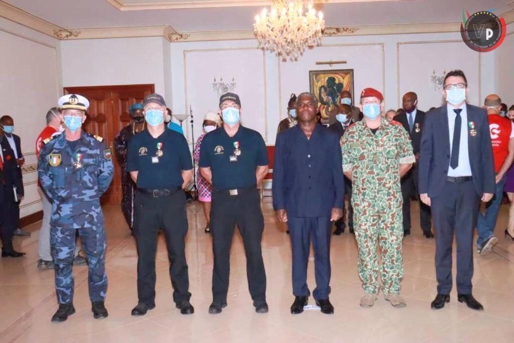 S.E. Teodoro Nguema Mangue condecora con la Medalla de Oficial de la Orden de la Independencia a los asistentes humanitarios