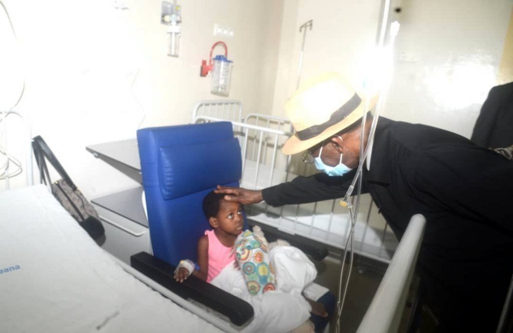 La pareja presidencial visita a los hospitalizados por el accidente del Cuartel Militar de Nkoantoma