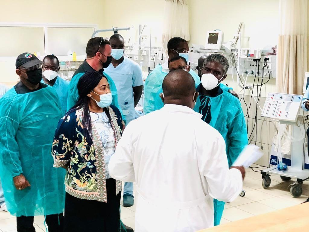 Nguema Obiang Mangue visita a los heridos de las explosiones del cuartel de Nkoantoma