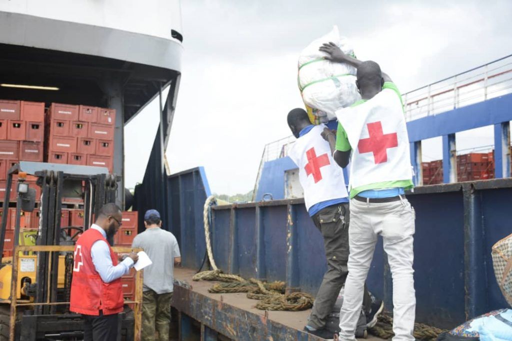 Embarque de donaciones para los damnificados de Nkoantoma