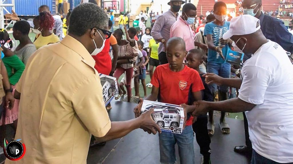 S.E. Nguema Obiang Mangue devuelve la sonrisa a centenares de niños en Bata.
