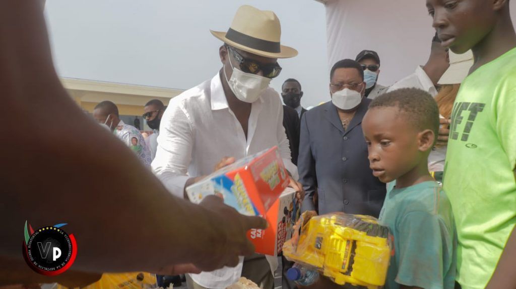 El Vicepresidente reparte regalos a los niños de Malabo