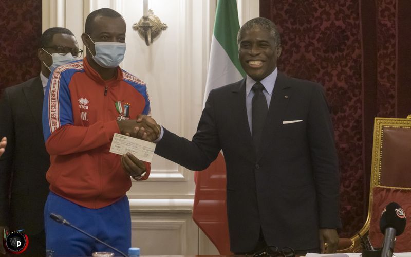 Nguema Obiang Mangue entrega un cheque al Nzalang por sus victorias ante Mali, Sierra Leona y Argelia