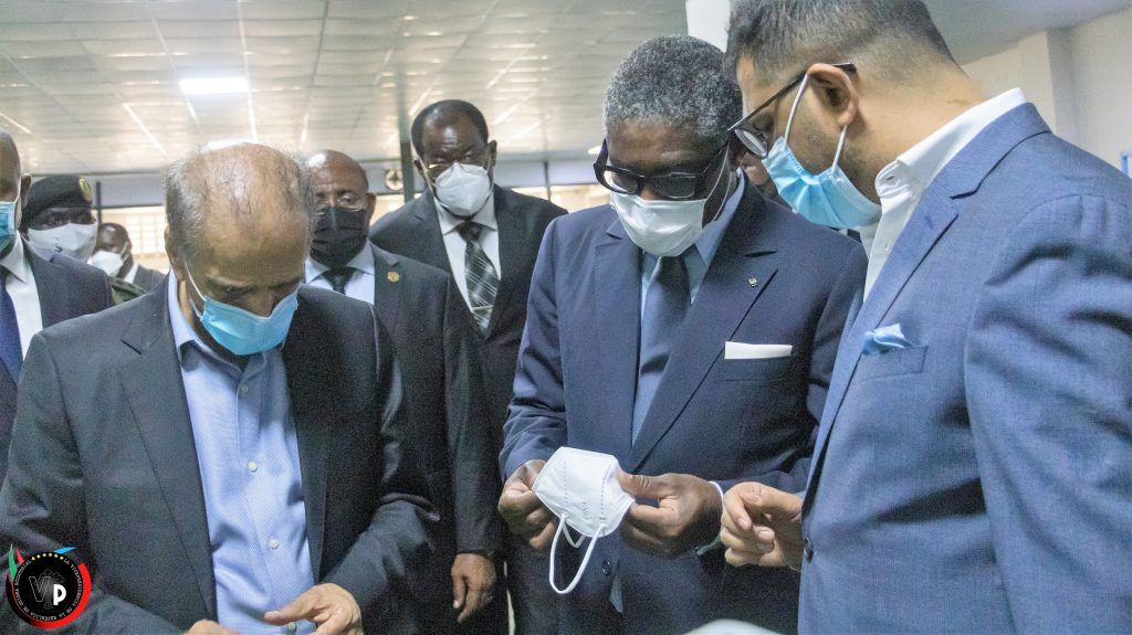 El Vicepresidente visita una fábrica textil en Uganda