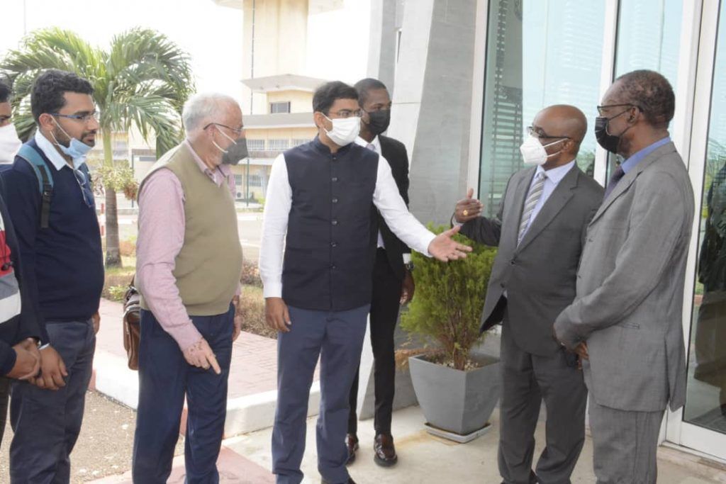 El Secretario general de la Fundación Constancia Mangue Nsue Okomo recibe a una brigada de médicos de La India