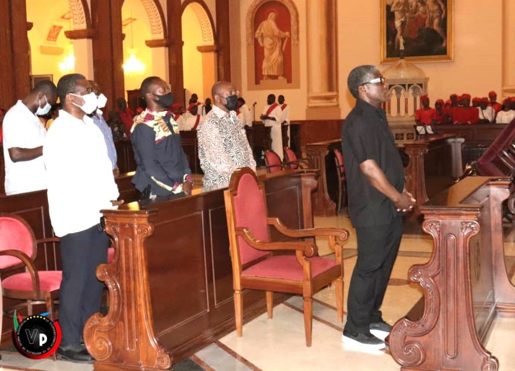 S. E. Teodoro Nguema Obiang Mangue asiste al via crucis en Mongomo