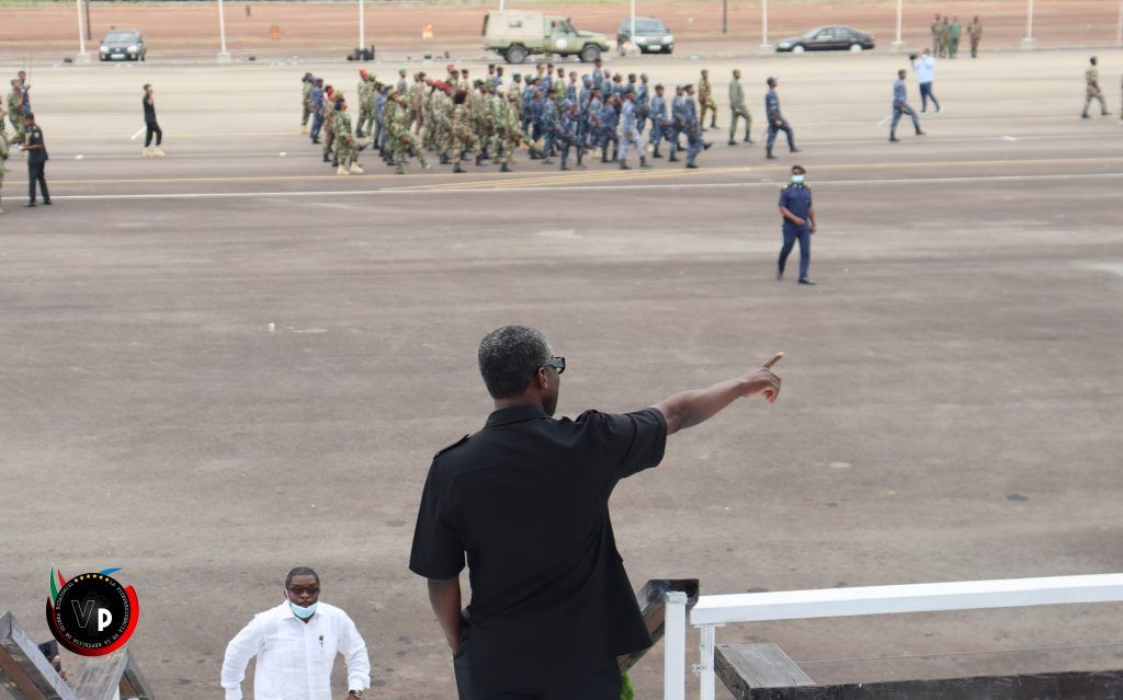 El Vicepresidente supervisa los ensayos para el Desfile Militar del 3 de Agosto