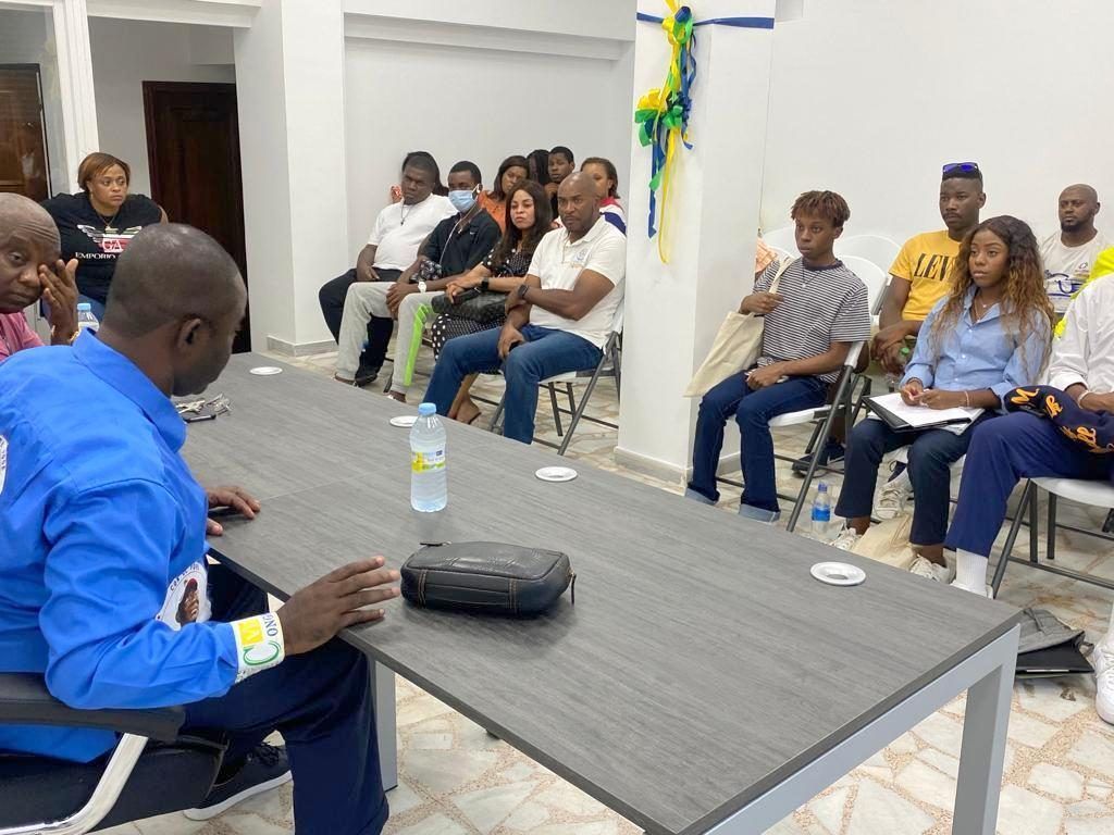 Reunión de Armando Ela Nsue Mengue con estudiantes en Madrid