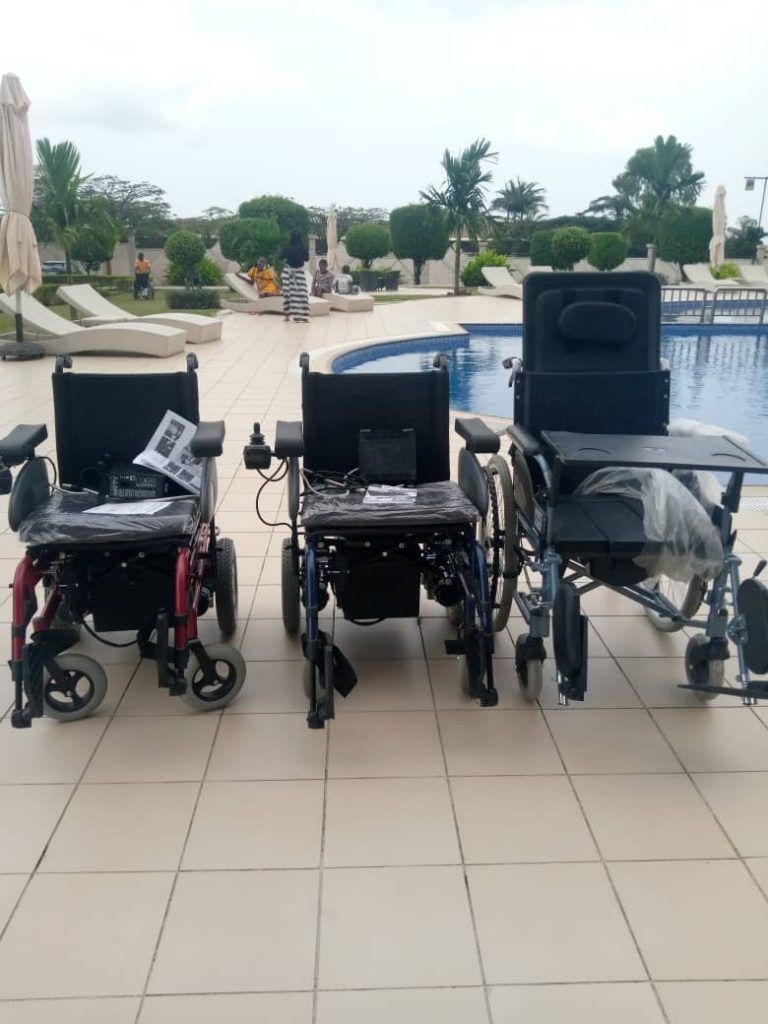 Donación de sillas de ruedas en el Hotel Colinas de Malabo