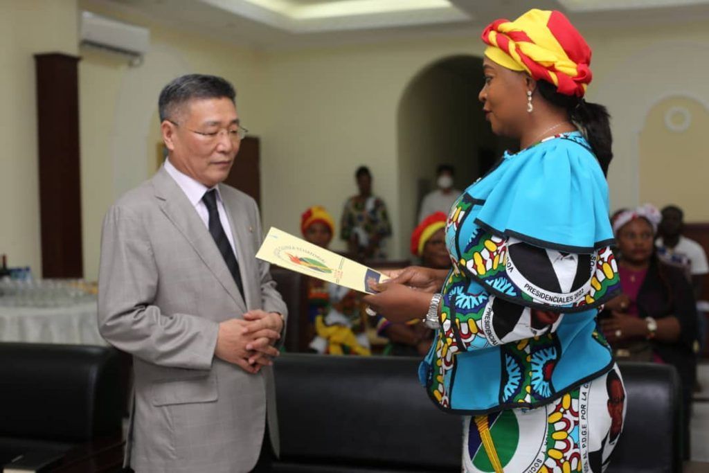 Judith Nfono Ngomo visita la Embajada de la República Popular Democrática de Corea
