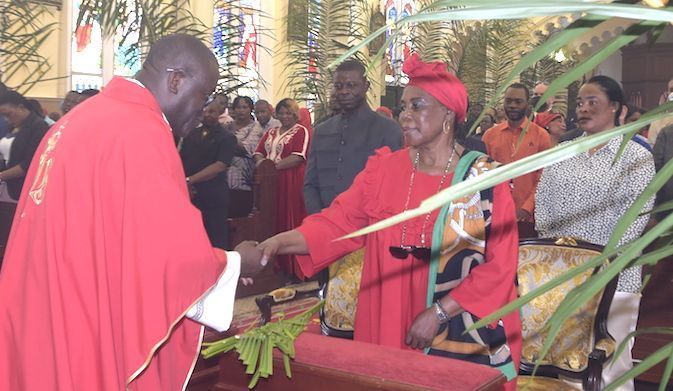 La Primera Dama y la Primera Ministra acuden a la celebración del Domingo de Ramos en la Catedral de Malabo