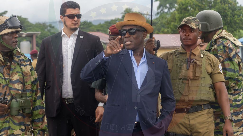 S. E. Nguema Obiang Mangue asiste a los ejercicios militares en la localidad de Boloko