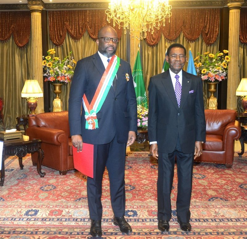 El Embajador de Angola, condecorado con la Medalla de la Gran Cruz de la Orden de la Independencia