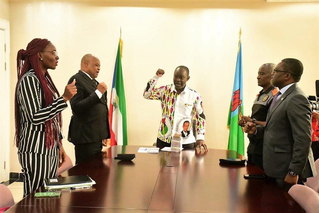 Nguema Obiang Mangue sufraga los gastos de formación automovilística para el servicio de taxis